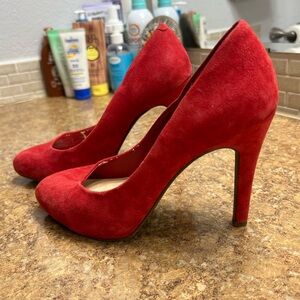 Red Jessica Simpson pumps 👠